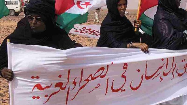 Sahrawi women hold a protest in Western Sahara on the eastern side of the wall., tags: französisch-marokkanische blockade des - CC BY-SA